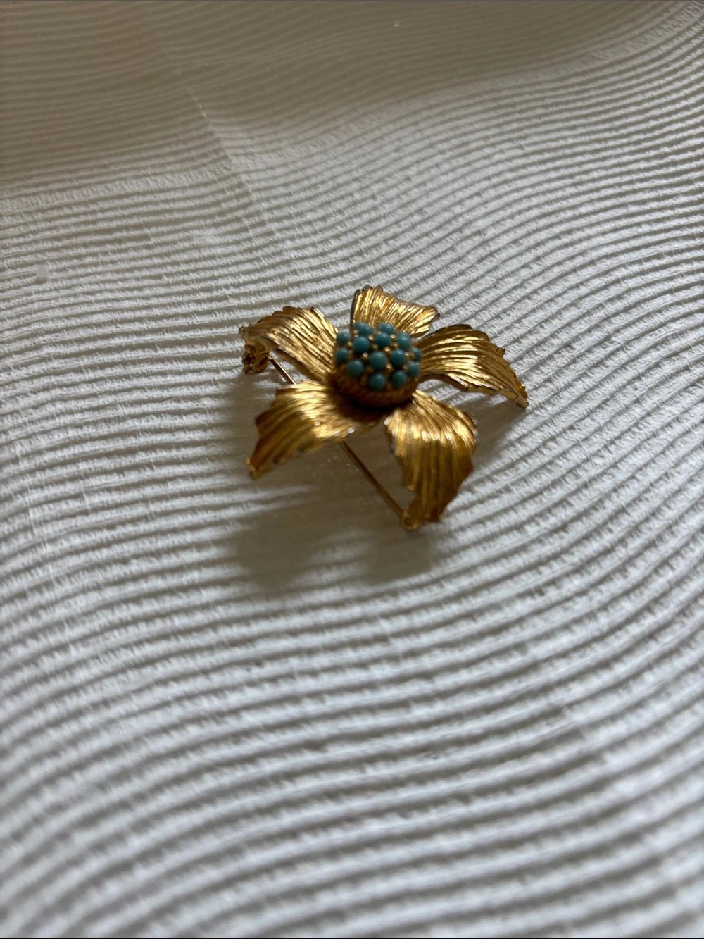 Benedikt ny vintage Gold-tone Flower Brooch with Turquoise Bead Cluster -